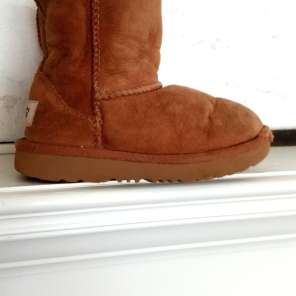 Child's Used UGGS size 9